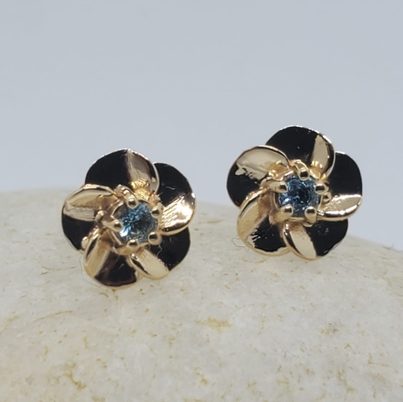 14k Yellow Gold Flower Earrings with Aquamarine Stone Mounted 5 Pron Each
